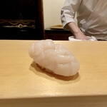 鮨 はしもと - 北海道野付産の天然帆立
      酢橘とお塩でいただきましたが、香りがあって甘みも強く、間違いない美味しさです。