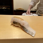 鮨 はしもと - 鰆　軽く藁で燻して
      名残りの鰆だと大将が仰ります。
      去年から美味しい鰆に巡り会えましたが、しばらくは会えないのかな。
      脂ののりは確かにイマイチですが、充分美味しいです。