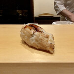 鮨 はしもと - 穴子
      身がふっくらとして、ツメは甘さ控えめですが、ツメ自体に旨みが感じられ穴子にもとても合っています。