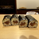 鮨 はしもと - 追加：干瓢巻き　山葵多め
      山葵がこの日初めて鼻を抜けた〜！！
      きく〜(￣▽￣;)
      干瓢の味付けが良いですね、少し濃い味付けで私の大好きな干瓢巻きです♪
      美味しいd(^_^o)