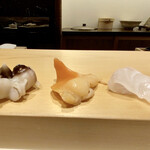 鮨 はしもと - 右：長崎のクエ
      透明感があります。酢橘をかけましたが甘く上品な旨みがあります。　
      真中：三重の青柳
      シャコシャコして香りが良いです。紐も一緒に添えています。
      左：室津の天然とり貝　甘みがあり美味しい♪