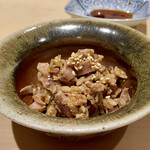 鮨 はしもと - 蛍烏賊　花山葵の合わせ
      蛍烏賊とシャリの赤酢が抜群に合いますね♪
      花山葵の感じは弱いのですが、白胡麻の食感と香りがとても良いです。