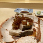 鮨 はしもと - メジマグロ炭火焼きに新玉葱の醤油漬け
      メジマグロの皮目を炭火焼きにした香ばしさが良い塩梅。
      新玉葱の醤油漬けには、うるいと赤酢を入れてます。
      切り身が厚く切られ脂がテカテカ、これは美味しいですね！