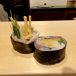 鮨 はしもと - 〆さばの巻物
      芽ネギとガリと沢庵を海苔で巻いた〆さば、甘酸っぱさがいいですね、大好きですこの味が♬