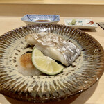 鮨 はしもと - 太刀魚の塩焼き
      脂がのりのりでまあ美味しいこと、酢橘が一絞りで香りもプラス！！