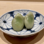 鮨 はしもと - そら豆塩茹でから始まり
      まだ温かいです♪