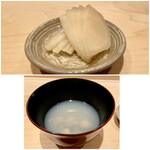 鮨 はしもと - ガリは甘辛
      
      シジミ汁は青森県は十三湖のシジミ