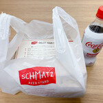 SCHMATZ BEER DINING - スパイシーシュニッツェルバーガー、箱も大きい＆重い！