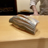 鮨 はしもと - 佐賀のコハダ
                    酢でしっかりと締めていますが、コハダの脂が相当にのっていて、赤酢のシャリが加わることでバランス良く仕上がっている感じです。