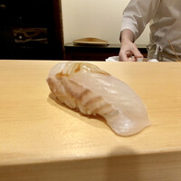 鮨 はしもと - 勝浦のヒラメ昆布締め
                    ヒラメが肉厚に切られ食感の強さが印象的。
                    昆布締めにより旨みが良く出ています。