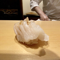鮨 はしもと - 愛知のミル貝
                    握ってから上を叩いてましたが、赤貝とかは握る前にまな板に投げて反り返させたりしますが、その違いは何だろうと思いながら聞き忘れましたσ^_^;
                    シャコシャコとした食感に甘みがあります。