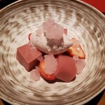 明神館 - 苺のわらび餅。桜のアイスクリーム。