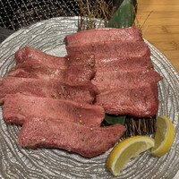 焼肉トラジ 京橋店 - 厚切りタン塩 Ｔカット