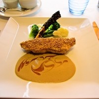 ブラッスリー ポール・ボキューズ 銀座 - 胡麻を纏った鶏胸肉　ノワイリー酒の香るマッシュルームソース。
