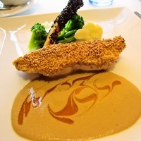 ブラッスリー ポール・ボキューズ 銀座 - 胡麻を纏った鶏胸肉　ノワイリー酒の香るマッシュルームソース。