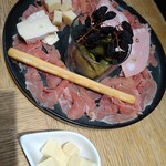 Le Bar A Vin 52 Azabu Tokyo - サービスのチーズと、生ハム他の盛り合わせ