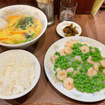 鶏舎 - グリーンピースとエビ炒め、玉子スープ、ライス