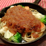 レストランあづま - タスマニアン玉葱の甘さに食欲を激しくそそられ、そしてそのソースでいただくハンバーグの下に敷かれた稲庭うどんは絶品でした