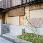 米増 - 凛とした佇まい。福島の喧騒から少し離れた大通りに面しています(о´∀`о)