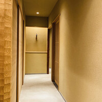 米増 - 木と土壁の暖かさが心地よい空間。