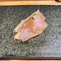 鮨 ふくじゅ - ・ヒラマサのトロ漬け くるみチップの燻製