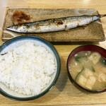 三福 - さんま塩焼き定食950円。