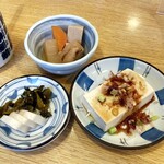 三福 - 冷奴や煮物、漬物も付いてきます。