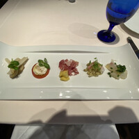 ラ・リリアーナ - ヒラメのカルパッチョ、パルマ産生ハム、フルーツトマトのカプレーゼ、アーチチョークのピクルス