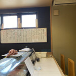 鯛寿し - 店内　お隣の方が煙草を吸いはじめられたのが残念で
仕方なかったです。
店内喫煙可能のようです