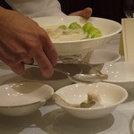 聘珍樓 - 喧嘩しないように取り分けてくれます