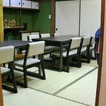 Wafuu Ajidokoro Kitarou - 左のほうには広い座敷があって、座りやすいテーブル席にしてあります