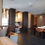 明神館 - 中二階はソファー。和食「TOBIRA」。