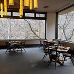 明神館 - 一階はテーブルと椅子。