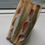 パン家のどん助 - 苺のサンド