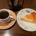 7CAFE - ホットコーヒー、チーズケーキ