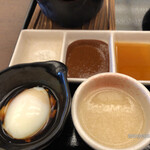 牛かつ 牛若丸 - 数種類のタレと温玉にとろろ。