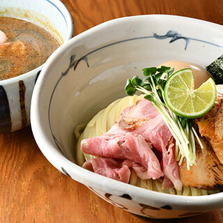 スープとツルモチ太麺の相性バッチリ◎「濃厚平子煮干つけ麵」