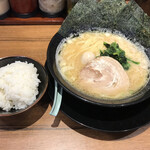 横浜家系ラーメン春吉家 - 