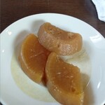 うどん処　ゆずりは - カウンター隅のお茶コーナー側のカウンターに｢自由にお取りください」の張紙～大根の煮付け～何かの出汁に使ったような繊維が黄和田町ながらも煮っまっていた。