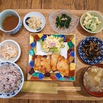 ツキカフェ - TSUKI 膳
メインはガーリックバターチキン