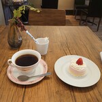 ツキカフェ - 食後のコーヒーと苺のムース