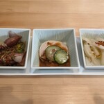 四川 郷土菜 シャンバァロウ - 香味ソースホタルイカ、胡麻だれ鶏ハムとレバー、白菜の甘辛漬物