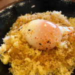 丸亀製麺 - 温泉玉子と天丼用ソースをたっぷり！