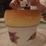 ル・スフレ - スフレを横から撮影。あら？デジカメにピントが合っちゃった（＾＾；