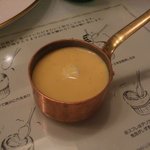 ル・スフレ - このバニラソースを焼きたてのスフレに注ぎます。