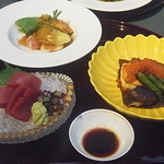 懐食みちば - 五法膳のお膳の本日のお造りと無花果と活魚酢どりあんと秋鮭柚庵焼でございます