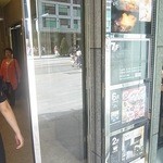 ここからビルに闖入です