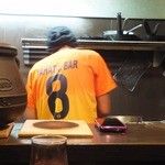 スペイン食堂 八幡バル8 - 男の背中