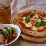 クロワッサンカフェ マーブル - お好きなランチピッツァにサラダ＋ドリンクでお得なピッツァランチサラダセット。
