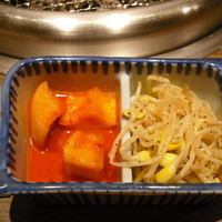 焼肉・しゃぶしゃぶ たちばな ヒルトンプラザイースト店 - 先にナムルとキムチが出てきます